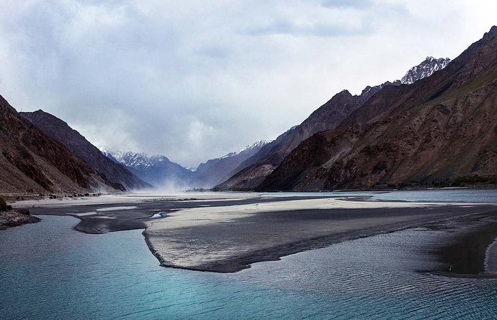 夫婦倆穿越東歐到達(dá)亞洲，沿途拍攝到許多美景。