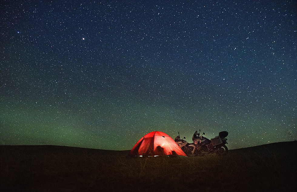 他們?cè)庥錾硥m暴和嚴(yán)寒，且數(shù)天無(wú)法洗澡。