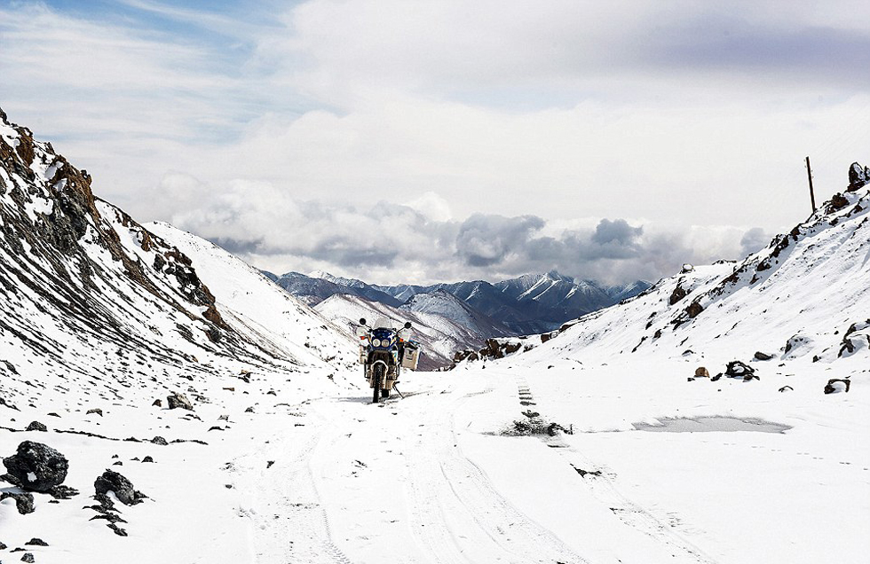 圖為塔吉克斯坦4600米高的山峰上。（網(wǎng)頁(yè)截圖）