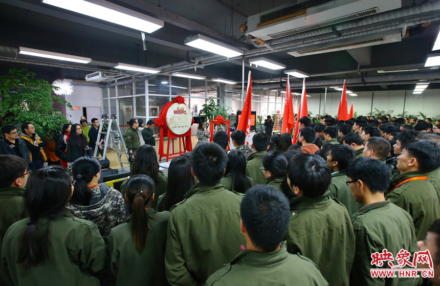 “雙十一”零點(diǎn)到來(lái)前，電商的負(fù)責(zé)人為一線員工鼓勁加油