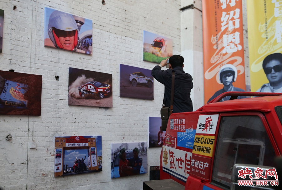 賽車上的攝影師。