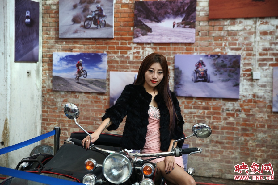 姐是車模，賽車的車。