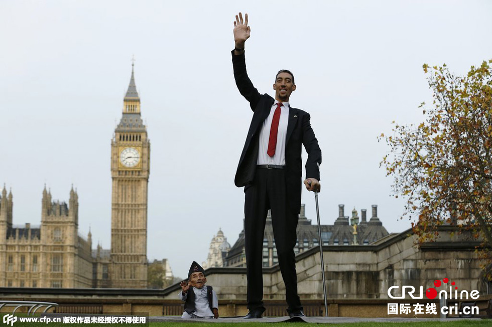 當(dāng)?shù)貢r(shí)間2014年11月13日，英國(guó)倫敦，世界上最矮的男子錢德拉·巴哈杜爾·唐吉與世界上最高的男子蘇