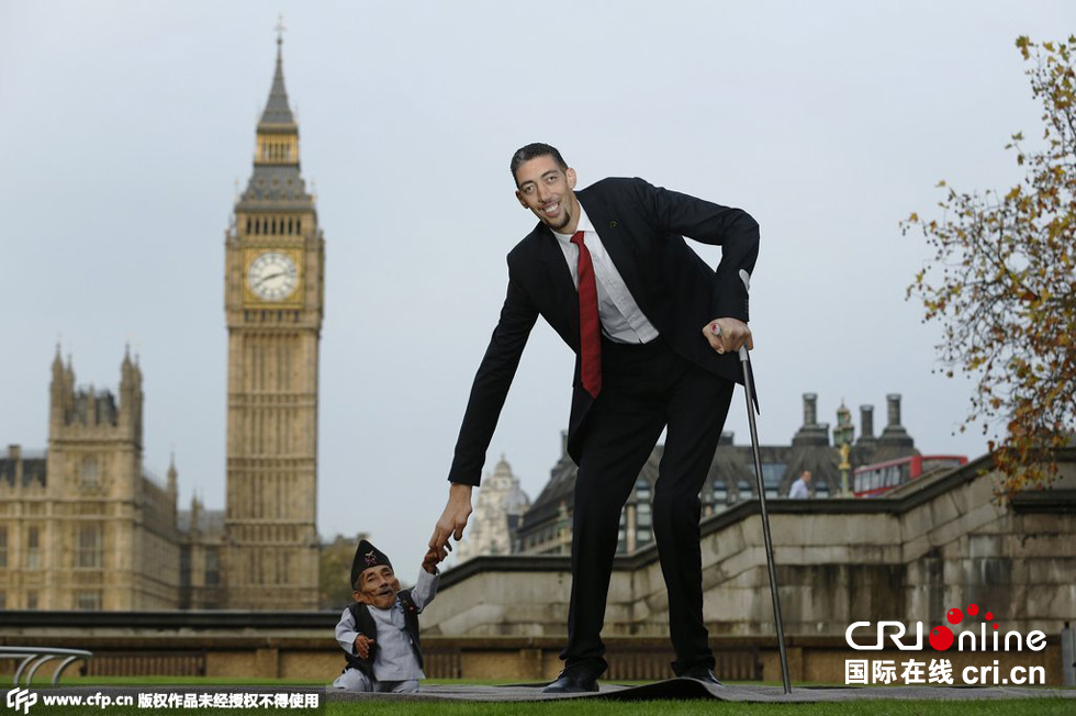 當(dāng)?shù)貢r(shí)間2014年11月13日，英國(guó)倫敦，世界上最矮的男子錢德拉·巴哈杜爾·唐吉與世界上最高的男子蘇