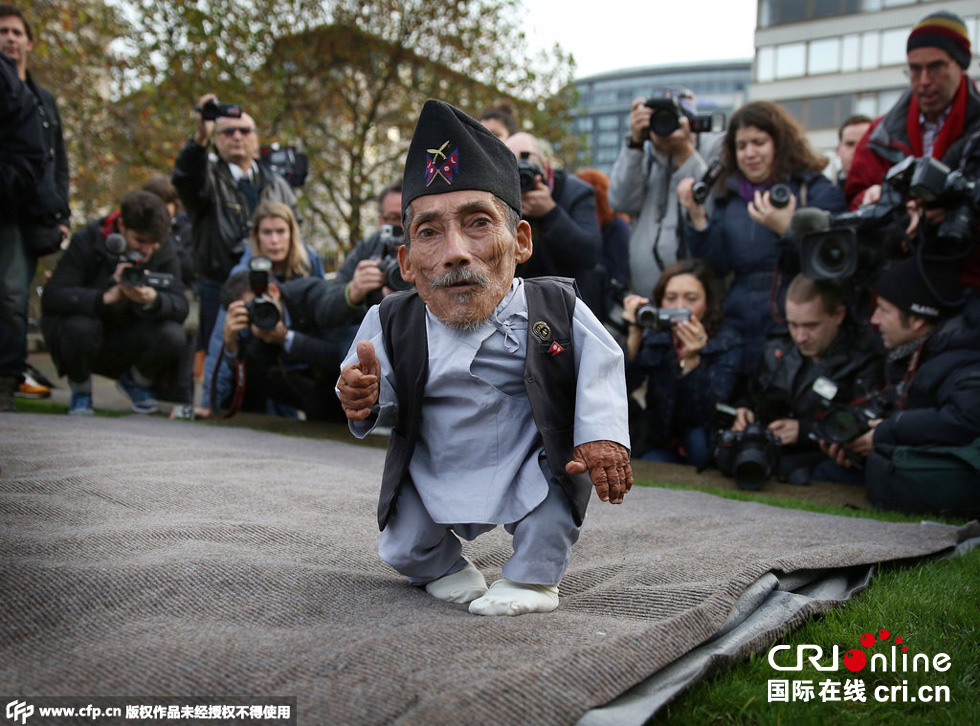 當(dāng)?shù)貢r(shí)間2014年11月13日，英國(guó)倫敦，世界上最矮的男子錢德拉·巴哈杜爾·唐吉與世界上最高的男子蘇