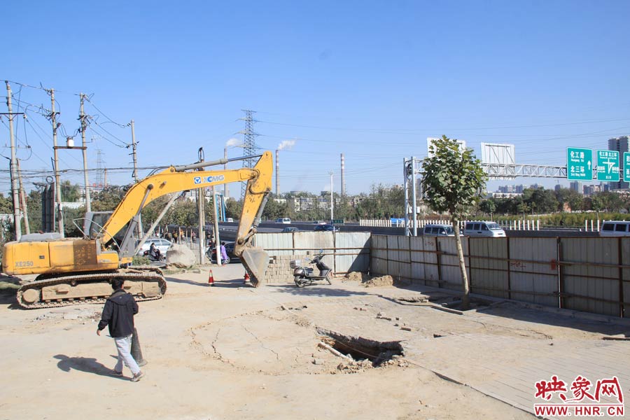 塌陷的面積約50平米,有兩個(gè)明顯大坑。