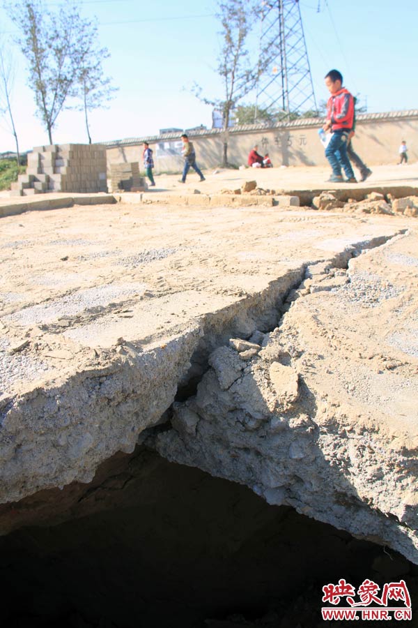 孩子們放學(xué)都要從這里經(jīng)過,非常危險(xiǎn)。