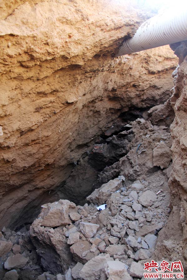 坑內(nèi)堆積著一些碎土和磚塊。