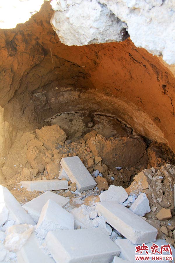 坑內(nèi)存有積水浸泡過的痕跡。