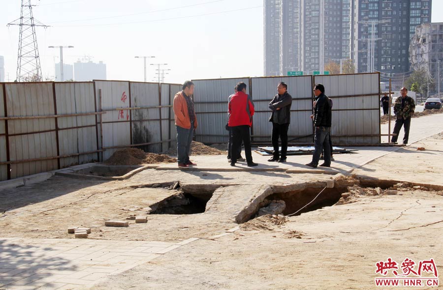 現(xiàn)場(chǎng)一些工作人員表示,會(huì)盡快對(duì)坍塌地方進(jìn)行開挖,找到塌方原因。