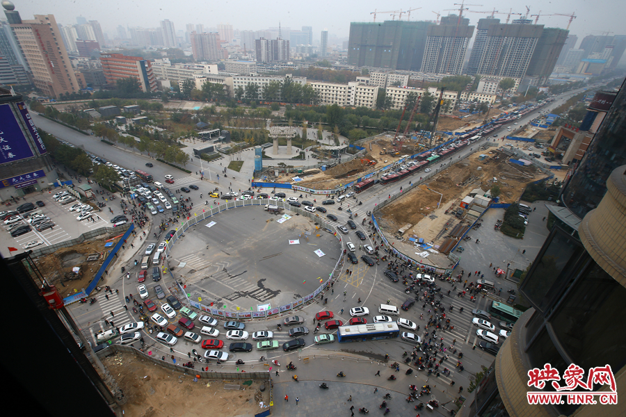 金水路未來(lái)路交叉口的圍擋，給原本擁堵的交通增加了更大的壓力