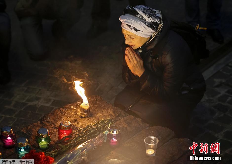 當?shù)貢r間2014年11月22日，烏克蘭基輔，民眾舉行儀式紀念1932-1933烏克蘭大饑荒81周年