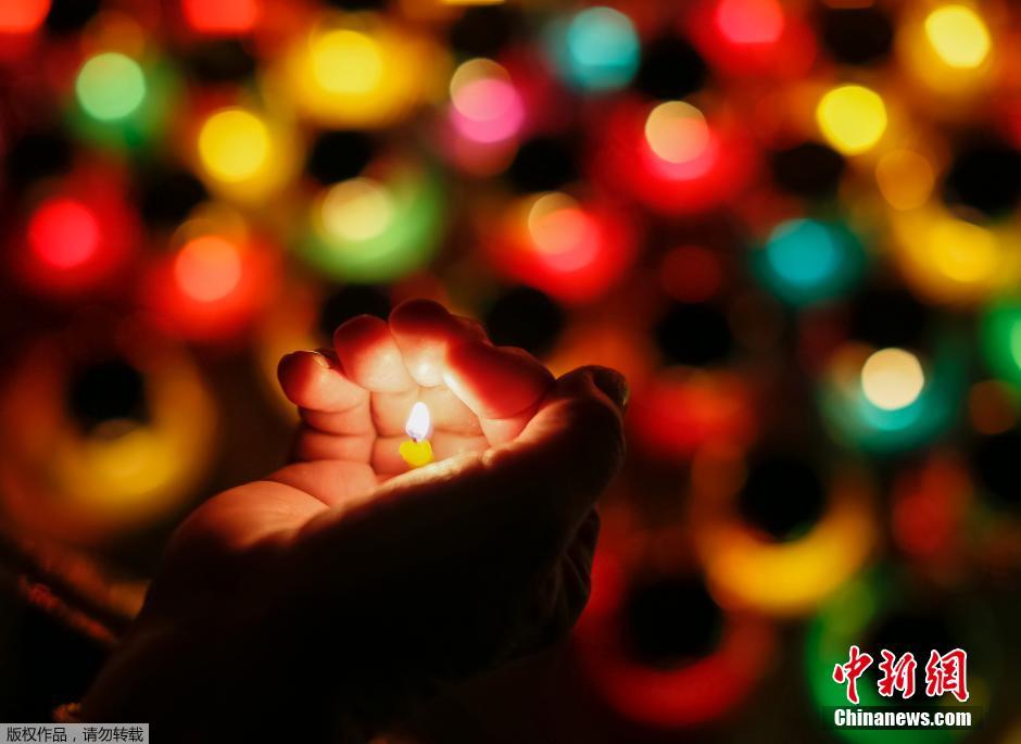 當?shù)貢r間2014年11月22日，烏克蘭基輔，民眾舉行儀式紀念1932-1933烏克蘭大饑荒81周年