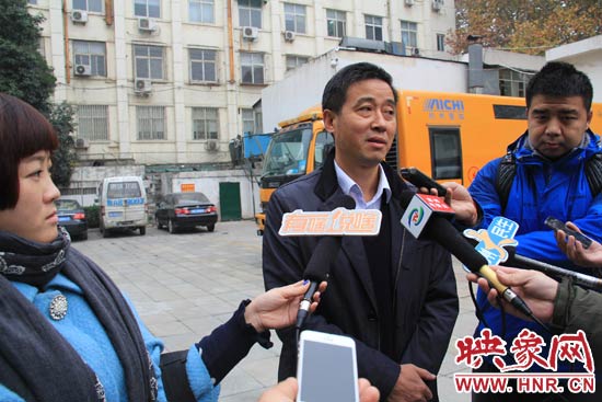 鄭州城市管理局行政執(zhí)法監(jiān)察支隊(duì)二大隊(duì)副大隊(duì)長(zhǎng)杜陸水就“河南省人民會(huì)堂違法戶外廣告”一事，接受媒體采訪