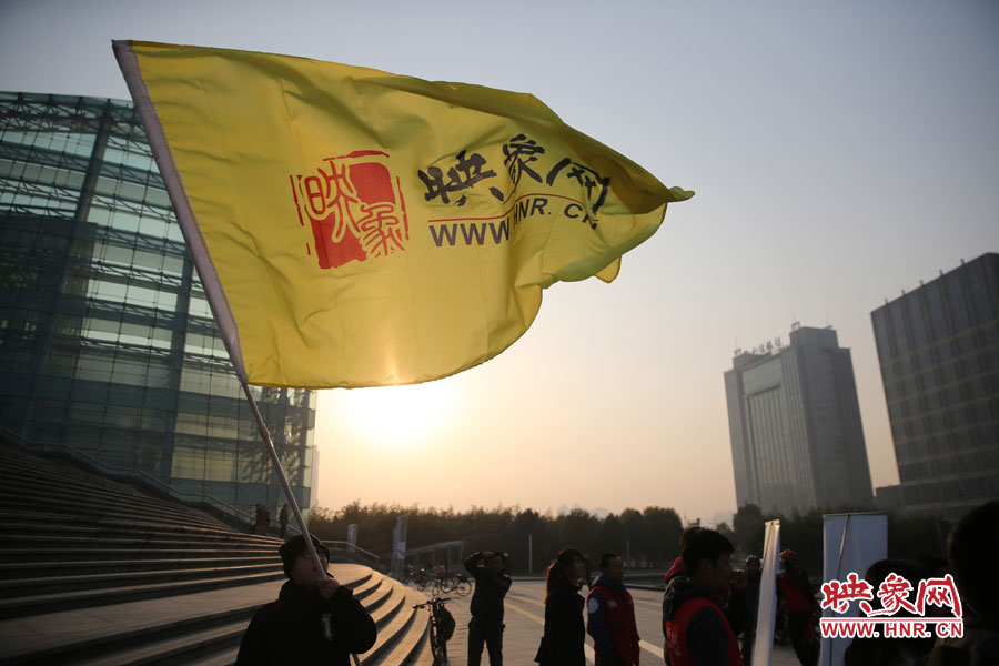 在映象網(wǎng)旗幟的召喚下，車(chē)友們匯聚在鄭東新區(qū)。