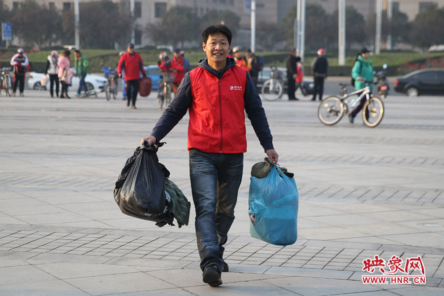 映象網(wǎng)記者搬運(yùn)愛(ài)心衣物