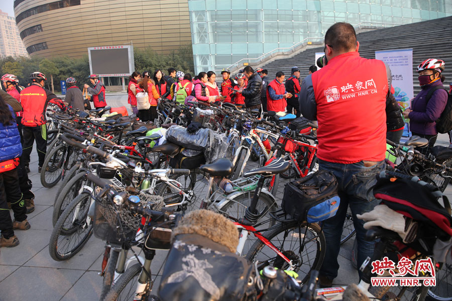 參加活動(dòng)的車(chē)友太多，忙壞攝影師