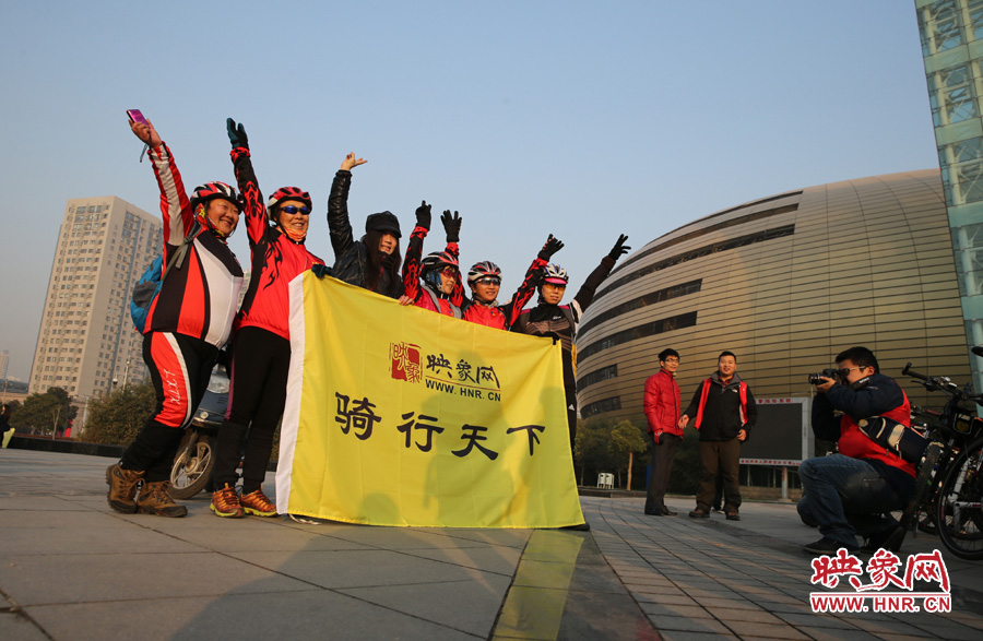 映象網(wǎng)騎行天下的車(chē)友，快樂(lè)寫(xiě)在臉上