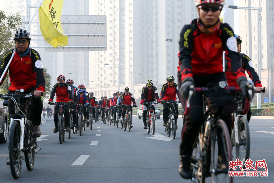 愛(ài)心騎行進(jìn)行中