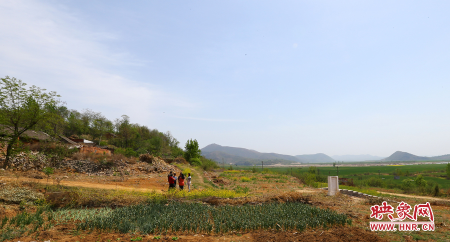 畫面左側(cè)的石井村是個只有十幾口人的小村，庫區(qū)移民搬遷時從遠處低洼處遷到此