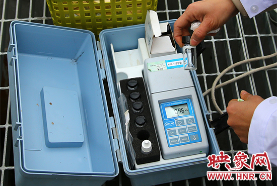 檢驗(yàn)員正在用儀器檢測水質(zhì)