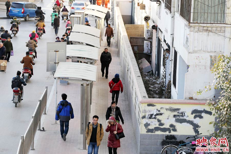 墻內(nèi)扔著垃圾，墻面上涂滿了牛皮癬小廣告，異常顯眼。