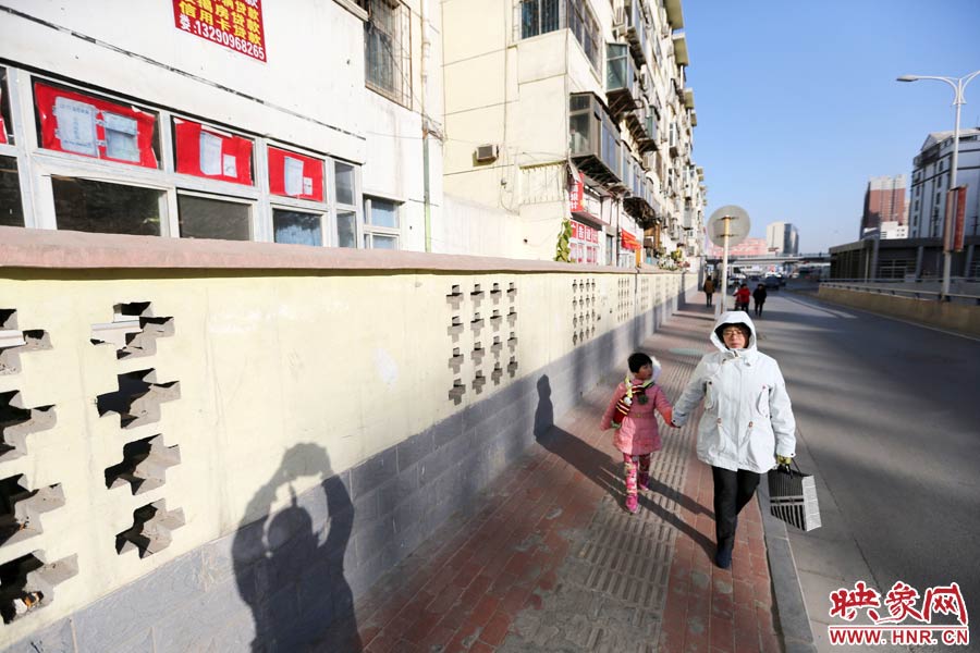 市民從墻外走過。