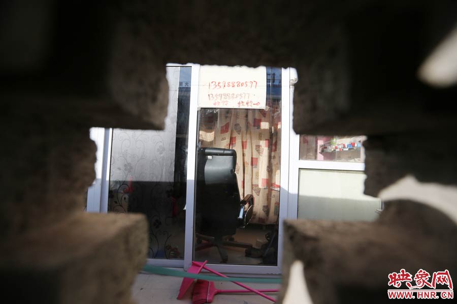 透過墻上的格子，可以看到里面的一切。