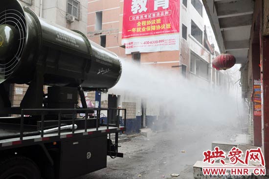 針對造成霧霾的主兇“建筑工地?fù)P塵”，“霧炮車”降塵除塵效果能到到80%。