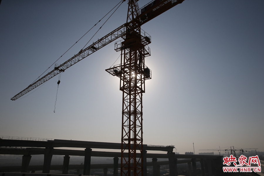 隴海高架與西四環(huán)立交仍在緊張施工中。