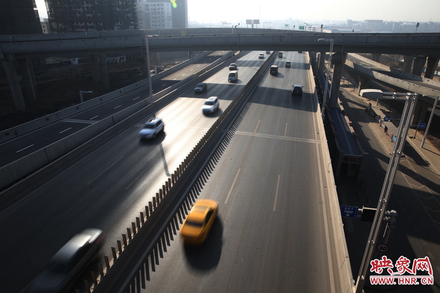 西三環(huán)從隴海高架下穿過。