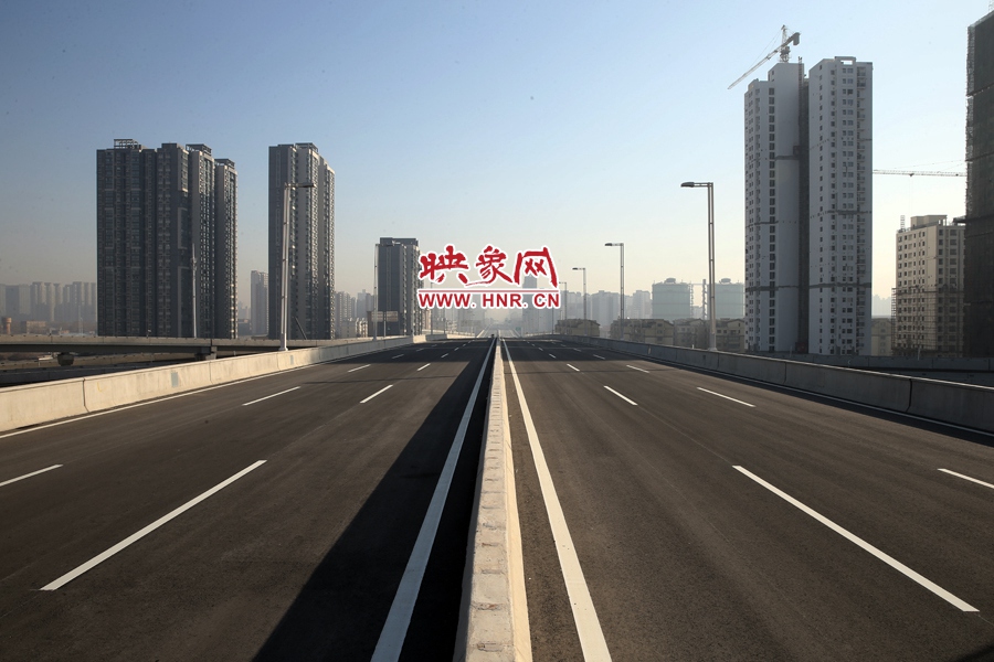 隴海高架過西三環(huán)進(jìn)入市區(qū)。