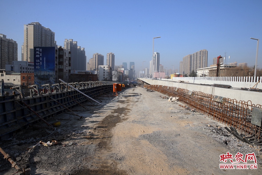 由西向東方向，嵩山南路出口以東，仍在緊張施工中。
