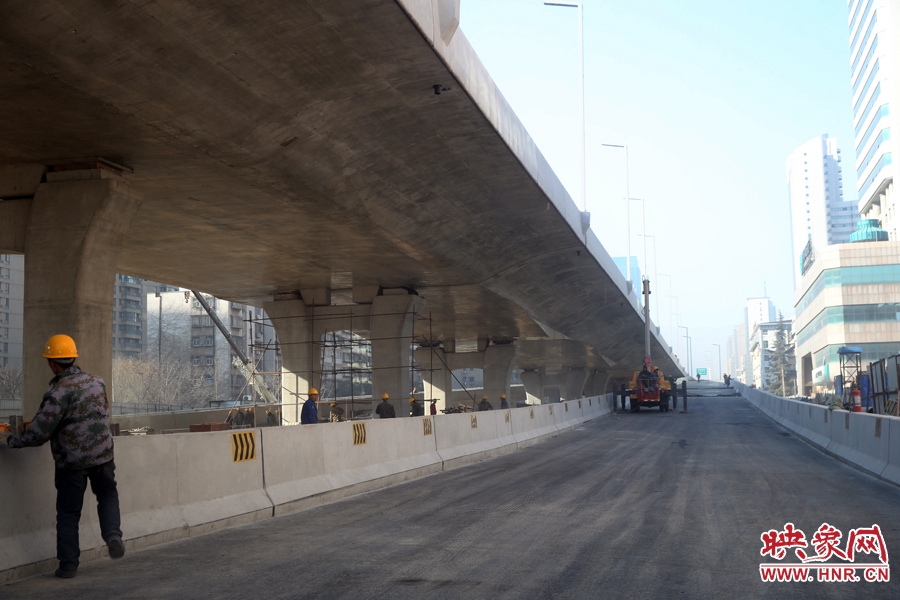 由西向東方向，嵩山南路出口以東，仍在緊張施工中。