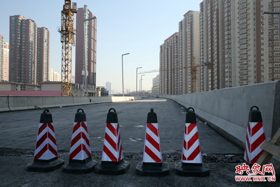 由西向東方向，嵩山南路出口以東，仍在緊張施工中。