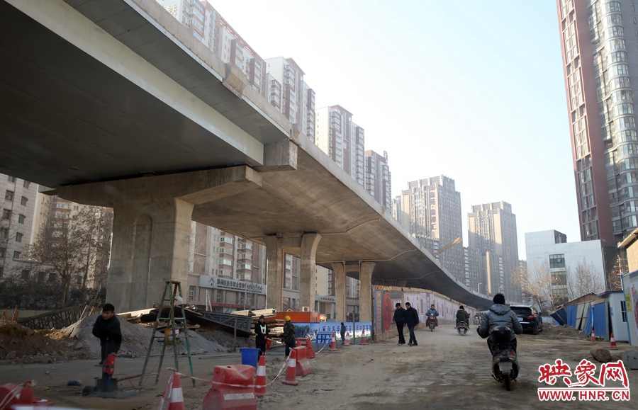 由西向東方向，嵩山南路出口以東，仍在緊張施工中。