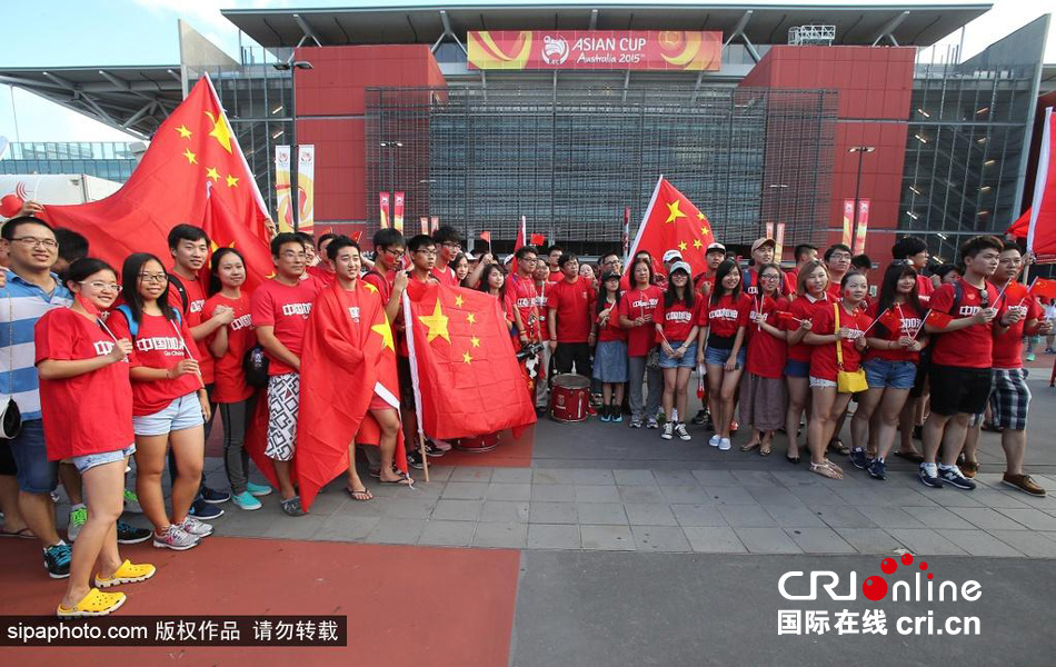北京時間1月10日，中國隊(duì)迎來亞洲杯首場比賽，賽前中國球迷揮舞國旗進(jìn)場，為國足助威。