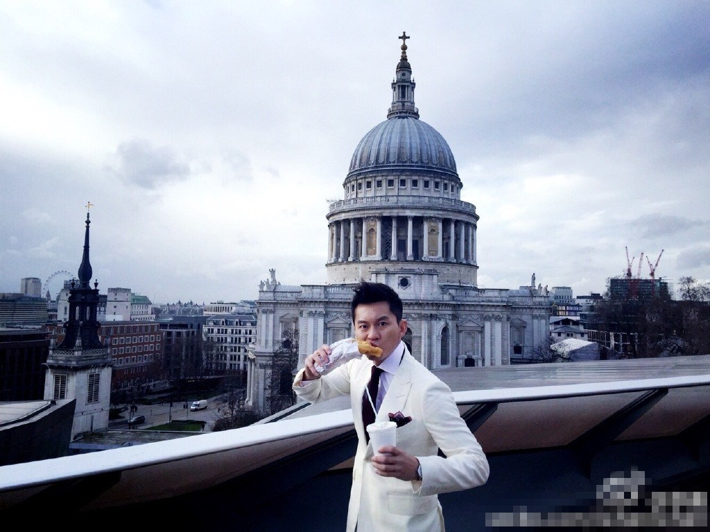 李晨街頭吃油條自嘲：沒(méi)錢也要任性