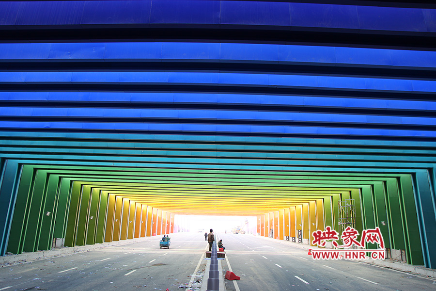 出隧道時(shí)由顏色過渡為紫色。