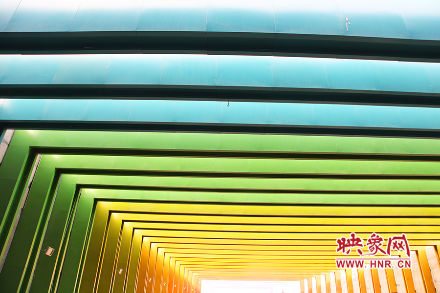 線條的明暗變化令人感覺夢幻般神奇。