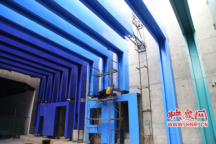 工人還在緊張施工。