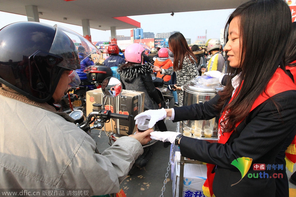2015年2月10日，廣東佛山，順德龍山加油站為返鄉(xiāng)摩托車免費(fèi)加油。