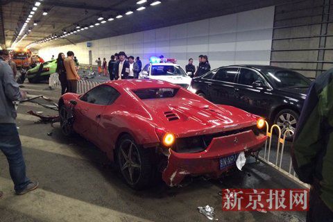 一輛蘭博基尼與一輛法拉利發(fā)生事故，現(xiàn)場(chǎng)狀況慘烈