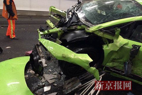 一輛蘭博基尼與一輛法拉利發(fā)生事故，現(xiàn)場(chǎng)狀況慘烈