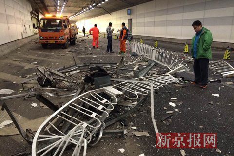 一輛蘭博基尼與一輛法拉利發(fā)生事故，現(xiàn)場(chǎng)狀況慘烈