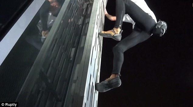 法國“蜘蛛人”夜攀世界最高扭曲大廈場面驚險(xiǎn)