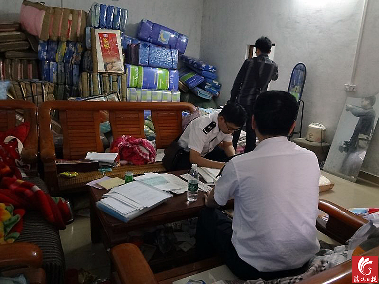 執(zhí)法人員對(duì)“黑心棉”窩點(diǎn)進(jìn)行登記取證。