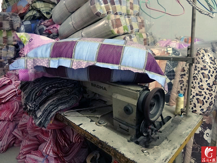 作坊一角。執(zhí)法人員稱(chēng)，該作坊利用廢舊棉花和劣質(zhì)絮用纖維進(jìn)行違法加工。