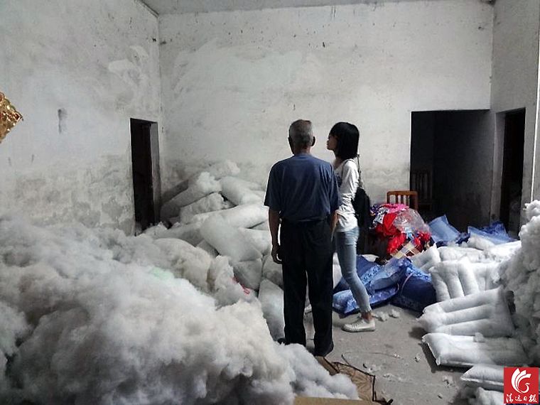 “黑心棉”堆滿了房間的每個(gè)角落。