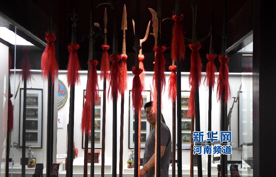 4月26日，參觀者在兵器展覽館內(nèi)參觀。